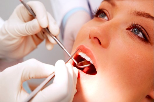 Lấy cao răng siêu âm có làm trắng răng không?